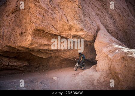 Atacama-Wüste, Radfahren in der Teufelsschlucht (Quebrada Del Diablo), Teil des Katarpe-Tals, Atacama-Wüste, Nordchile Stockfoto