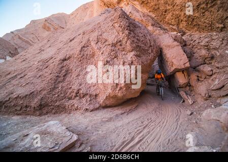 Atacama-Wüste, Radfahren in der Teufelsschlucht (Quebrada Del Diablo), Teil des Katarpe-Tals, Atacama-Wüste, Nordchile Stockfoto