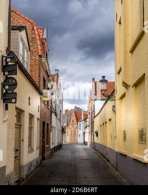 Typische Kopfsteinpflasterstraße mit Backsteinhäusern mit Stufengiebeln in der historischen Stadt Brügge, Belgien Stockfoto