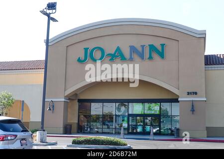 JOANN Stoff- und Handwerksladen Schaufenster und Außeneingang vom Parkplatz in Kalifornien, USA Stockfoto