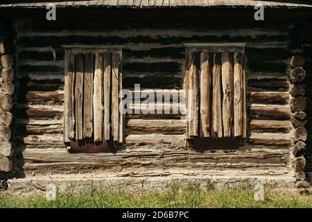 Wand aus Holz alten Dorfhaus mit vermauert Fenster. Stockfoto