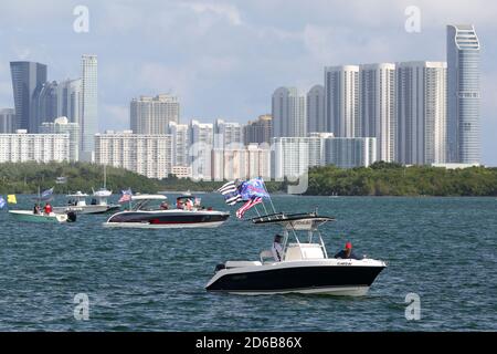 Miami, Vereinigte Staaten Von Amerika. Oktober 2020. MIAMI, FL - 15. OKTOBER: Hunderte und Hunderte von Booten kamen zu einer massiven Show der Unterstützung auch in den strömenden Regen, als der Sohn des Präsidenten Eric Trump und Frau Lara führten eine pro-Trump Flottillen-Rallye in Miami, Florida am 15. Oktober, 2020 nur 19 Tage vor der Wahl war die Wahlbeteiligung massiv und im strömenden Regen Menschen: Trump Unterstützer Kredit: Storms Media Group/Alamy Live News Stockfoto