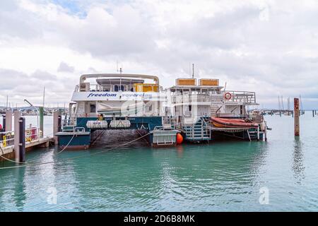 Yeppoon, Queensland, Australien - Dezember 2019: Touristische Katamarane an einem Jachthafen auf Passagiere bereit für ein Abenteuer Kreuzfahrt zu nehmen günstig Stockfoto