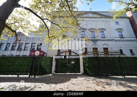 Außenansicht des Ocean Parkway Jewish Center, geschlossen von seinem Rabbiner Robert Blustein, nachdem er drei Mitglieder seiner Familie an COVID-19 verloren hatte und um seine Gemeinden fürchtete, da es sich in der „Roten Zone“ im Brooklyn-Bezirk von New York City, NY, befindet, 15. Oktober 2020. Befindet sich in einer der 20 angegebenen Postleitzahlen, wo es eine Spitze in Coronavirus-Infektionen, New York Gov. Andrew Cuomo hat neue Beschränkungen auferlegt, indem es Gotteshäuser zwingt, nur 10 Personen gleichzeitig zu erlauben oder Geldstrafen und Schließungen zu drohen, die in jüdischen orthodoxen Gemeinden gedient wurden. (Anthony Behar/S Stockfoto