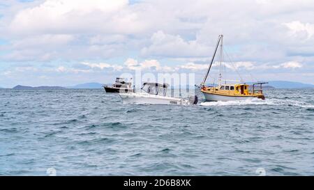 Yeppoon, Queensland, Australien - Dezember 2019: das Schnellboot Pässe Boote heraus verankert von Great Keppel Island zu sehen Stockfoto