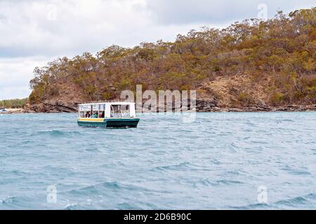 Yeppoon, Queensland, Australien - Dezember 2019: Touristen anzeigen Korallen aus einem Glas Boden Boot auf ein Riff in der Nähe von Great Keppel Island Stockfoto