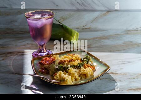 Brokkoli rabe und Lauch mac und Käse mit harschem Sonnenlicht Stockfoto