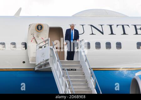 Miami, Florida, USA. Oktober 2020. 2020-USA-Präsident Donald Trump Ankunft am Miami International Airport-Donnerstag 10-15-2020 in Miami Florida Kredit: The Photo Access/Alamy Live News Stockfoto