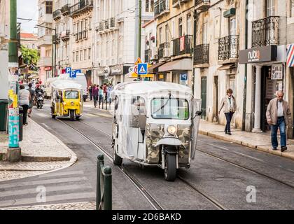 LISSABON, PORTUGAL - 6. JUNI 2018: Ein Taxi auf der Straße von Lissabon, Portugal Stockfoto