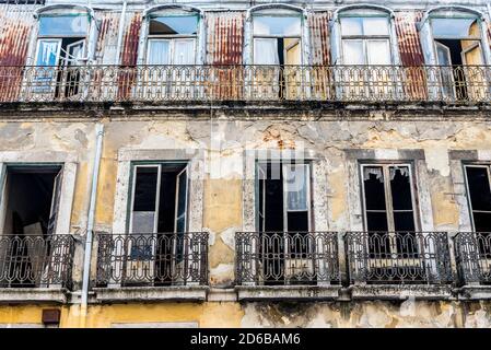 Verlassene baufällige Haus in Lissabon, Portugal Stockfoto
