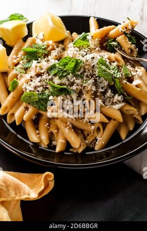 Griechische Halloumi-Käse-Pasta mit Minze und Zitronensaft Stockfoto