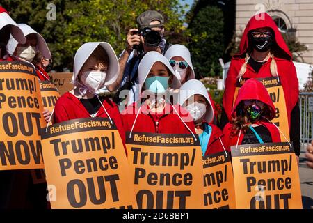 Washington, DC, USA, 15. Oktober 2020. Im Bild: Frauen und Mädchen nahmen an den Handmaids Abstieg auf den Supreme Court Protest von verweigern Faschismus DC gehalten. Für die Veranstaltung standen Frauen, die als Mägde in roten Umhänge aus der Geschichte der Magd gekleidet waren, vor dem Gebäude des Obersten Gerichtshofs, um gegen die Nominierung von Amy Coney Barrett und die faschistische Politik der Trump-Regierung zu protestieren. Der Protest lehnte weiterhin die Forderung des Faschismus nach sofortiger Entfernung von Donald Trump und Mike Pence aus dem Amt ab. Kredit: Allison C Bailey/Alamy Live Nachrichten Stockfoto