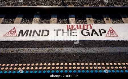 Beachten Sie die Realitätslücke, Graffiti auf der Bahnhofsplattform, alle sehen Augenbild, Verschwörungstheorie, Illuminaten, Geheimbund, QAnon, G5, flache Erdkulte. Stockfoto