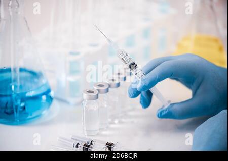 Hand eines Wissenschaftlers, der im Labor arbeitet. Konzept zur Entwicklung von Impfstoffen. Stockfoto