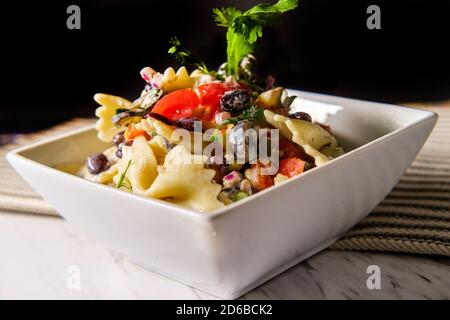 Frischen Mexikanischen schwarze Bohne Nudelsalat mit Koriander Mais, Tomaten und Oliven Stockfoto
