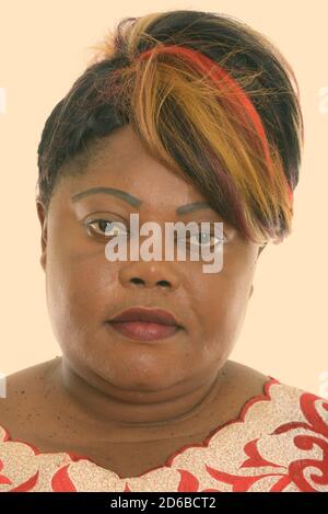 Studio Aufnahme des Gesicht von fetten schwarzen afrikanischen Frau Stockfoto