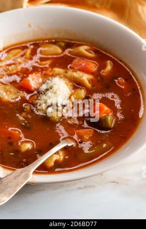 Herzhafte italienische Minestronensuppe mit Penne Rigate Pasta Stockfoto