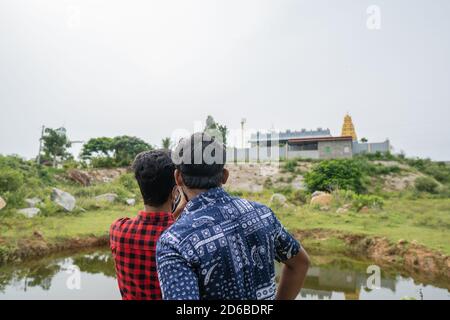 Pileru, Andhra Pradesh, Indien - Oktober 03,2020 : zwei Touristen schießen einen hindu-Tempel Stockfoto