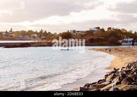 Yeppoon, Queensland, Australien - Dezember 2019: die Menschen genießen den Sommer Sonnenschein am Strand am frühen Morgen Stockfoto