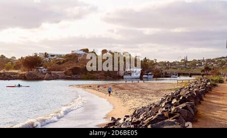 Yeppoon, Queensland, Australien - Dezember 2019: die Menschen genießen den Sommer Sonnenschein am Strand am frühen Morgen Stockfoto