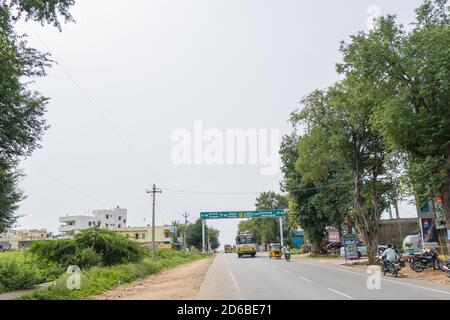 Pileru, Andhra Pradesh, Indien - Oktober 03,2020 : APSRTC-Busse, die nach der Zwangssperre fahren Stockfoto