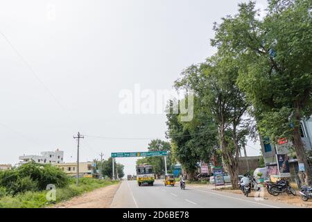 Pileru, Andhra Pradesh, Indien - Oktober 03,2020 : APSRTC-Busse, die nach der Zwangssperre fahren Stockfoto