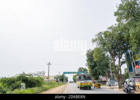 Pileru, Andhra Pradesh, Indien - Oktober 03,2020 : Palle Velugu-Bus, der durch die Eingangstafel fährt Stockfoto