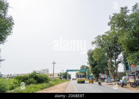 Pileru, Andhra Pradesh, Indien - Oktober 03,2020 : Palle Velugu-Bus, der durch die Eingangstafel fährt Stockfoto