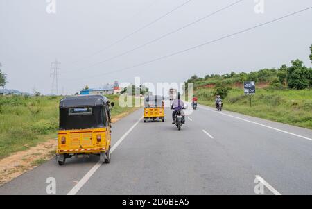 Pileru, Andhra Pradesh, Indien - Oktober 03,2020 :die übliche Art des Straßenverkehrs nach Lockdown Stockfoto