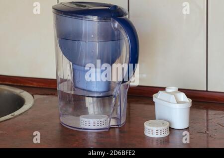 Wasseraufbereitungspatrone und Silikonfilter auf dem Tisch. Geräte zur Reinigung und Anreicherung von Trinkwasser. Gesundheitswesen. Selektive Stockfoto