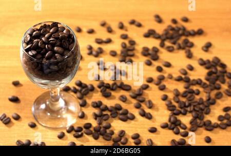 Kaffeebohnen im Glas auf orangefarbenem Hintergrund Stockfoto