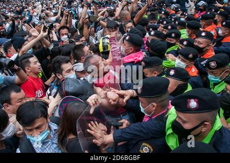 Bangkok, Thailand. Oktober 2020. Demonstranten stoßen während der Demonstration mit Bereitschaftspolizisten zusammen. Tausende von thailändischen regierungsfeindlichen Demonstranten besetzten die Hauptstraße am Kreuzungspunkt Ratchaprasong in Bangkok und forderten den Rücktritt des thailändischen Premierministers Prayuth Chan-ocha und Reformen der Monarchie. Kredit: SOPA Images Limited/Alamy Live Nachrichten Stockfoto