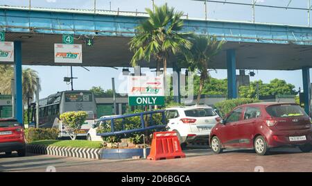 Autos warten in der Schlange am Uthandi toll Plaza Auf der East Coast Road Highway Stockfoto