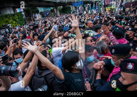Bangkok, Thailand. Oktober 2020. Demonstranten stoßen während der Demonstration mit Bereitschaftspolizisten zusammen. Tausende von thailändischen regierungsfeindlichen Demonstranten besetzten die Hauptstraße am Kreuzungspunkt Ratchaprasong in Bangkok und forderten den Rücktritt des thailändischen Premierministers Prayuth Chan-ocha und Reformen der Monarchie. Kredit: SOPA Images Limited/Alamy Live Nachrichten Stockfoto