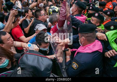 Bangkok, Thailand. Oktober 2020. Demonstranten stoßen während der Demonstration mit Bereitschaftspolizisten zusammen. Tausende von thailändischen regierungsfeindlichen Demonstranten besetzten die Hauptstraße am Kreuzungspunkt Ratchaprasong in Bangkok und forderten den Rücktritt des thailändischen Premierministers Prayuth Chan-ocha und Reformen der Monarchie. Kredit: SOPA Images Limited/Alamy Live Nachrichten Stockfoto