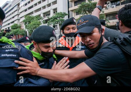 Bangkok, Thailand. Oktober 2020. Demonstranten stoßen während der Demonstration mit Bereitschaftspolizisten zusammen. Tausende von thailändischen regierungsfeindlichen Demonstranten besetzten die Hauptstraße am Kreuzungspunkt Ratchaprasong in Bangkok und forderten den Rücktritt des thailändischen Premierministers Prayuth Chan-ocha und Reformen der Monarchie. Kredit: SOPA Images Limited/Alamy Live Nachrichten Stockfoto
