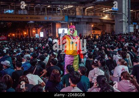 Bangkok, Thailand. Oktober 2020. Ein Protestler, der als Clown gekleidet gesehen wird, hält während der Demonstration drei Finger hoch. Tausende von thailändischen regierungsfeindlichen Demonstranten besetzten die Hauptstraße am Kreuzungspunkt Ratchaprasong in Bangkok und forderten den Rücktritt des thailändischen Premierministers Prayuth Chan-ocha und Reformen der Monarchie. Kredit: SOPA Images Limited/Alamy Live Nachrichten Stockfoto