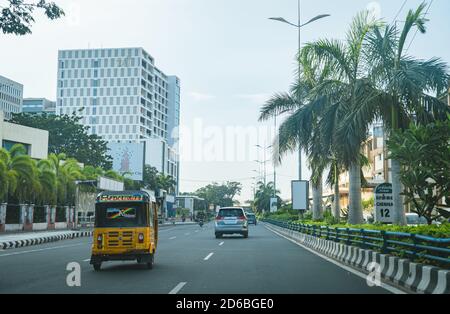 Fahrzeuge fahren auf der Old Mahabalipuram Road in Chennai weiter Ein Abend Stockfoto