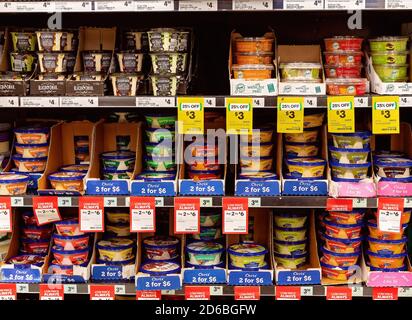Walkerston, Queensland, Australien - Februar 2020: Regale mit verpackten Dips zum Verkauf in Woolworths supermaket gestapelt Stockfoto
