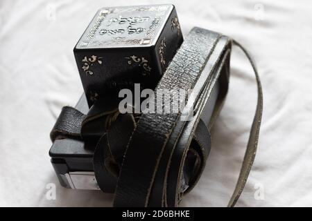 Tefillin gefaltet in ihrem Kunststoffgehäuse, (Tefillin ist ein jüdisches religiöses Objekt) auf dem Kunststoff ist in Hebräisch geschrieben: Tefillin eines Kopfes Stockfoto