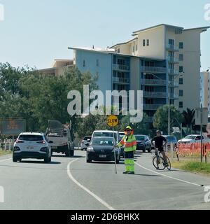 Mackay, Queensland, Australien - 2020. Juni: Arbeiter hält ein langsames Schild, um den Verkehr während der Bauarbeiten am Hafen zu kontrollieren Stockfoto