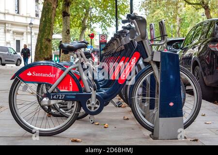 London, Großbritannien. Oktober 2020. Santander Fahrräder an der Andockstation in London. Kredit: SOPA Images Limited/Alamy Live Nachrichten Stockfoto