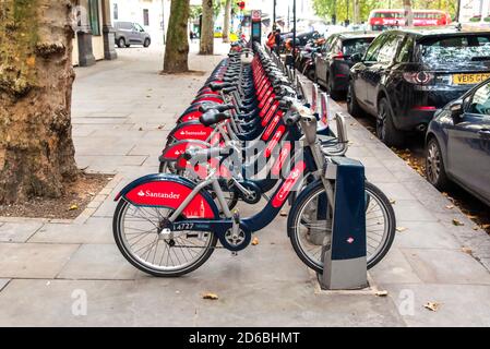 London, Großbritannien. Oktober 2020. Santander Bikes an Docking-Stationen in London Credit: SOPA Images Limited/Alamy Live News Stockfoto