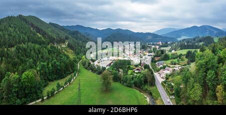 Schöne Panoramasicht auf kleine Stadt zwischen Hügeln und Bergen in Niederösterreich gelegen. Draufsicht auf Drohne aufgenommen. Stockfoto