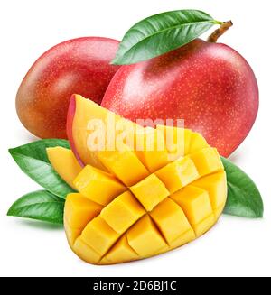 Mango mit Blättern und Mango-Scheiben isoliert auf weißem Hintergrund. Beschneidungspfad. Stockfoto