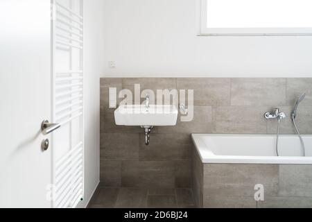 Helles Badezimmer Apartment Home Interieur. Modernes Design Stockfoto