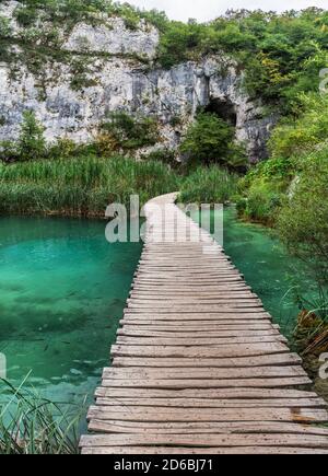 Nationalpark Plitvicer Seen ist einer der ältesten und größten Nationalparks in Kroatien und UNESCO-Weltkulturerbe. Seen und Wanderwege in der Stockfoto