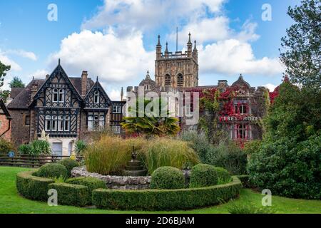 Das Malvern Priory und das Abbey Hotel im Herbst sind großartig. Great Malvern, Worcestershire, England Stockfoto