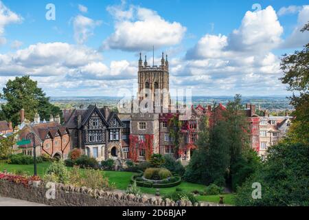 Das Malvern Priory und das Abbey Hotel im Herbst sind großartig. Great Malvern, Worcestershire, England Stockfoto