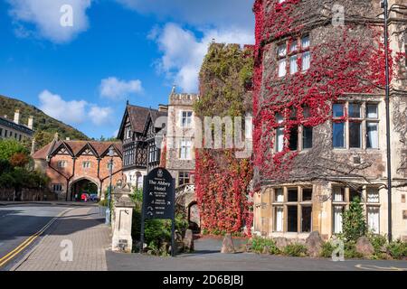 Das Abbey Hotel bedeckt in Virginia Creeper im Herbst. Great Malvern, Worcestershire, England Stockfoto